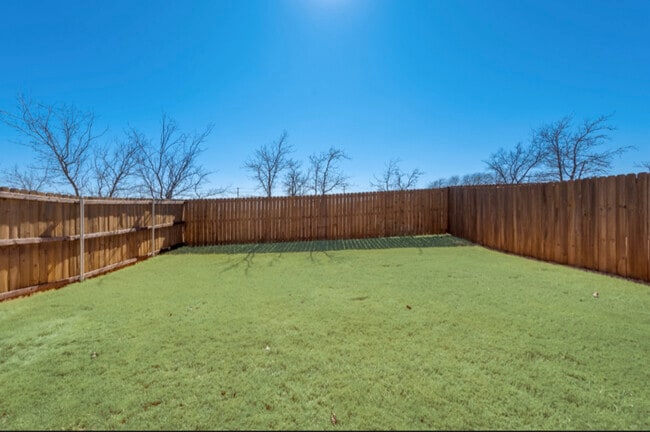 Building Photo - 4933-5015 Villas Dr