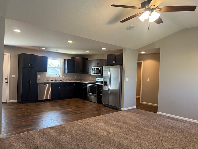 Building Photo - 400 Redwood Dr