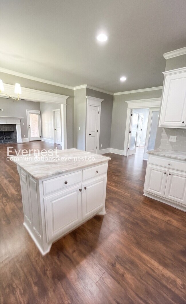 Foto del edificio - 3 Bed/2 Bath Home with Fenced Yard & Garage / Pet-Friendly / Vouchers Accepted / Available Now!