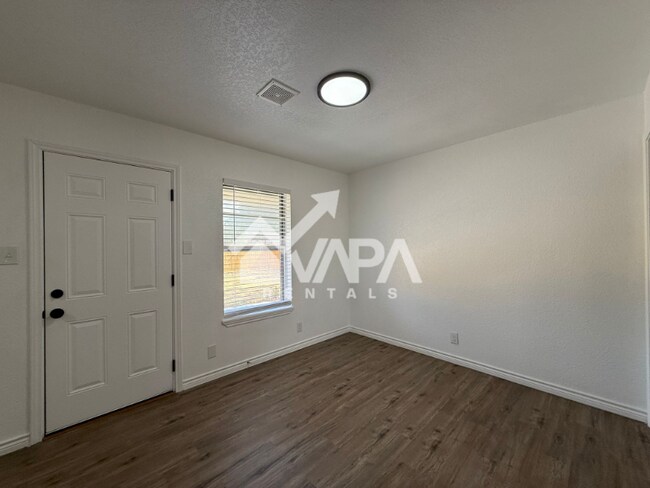 Foto del edificio - 4907 Stoneleigh Dr