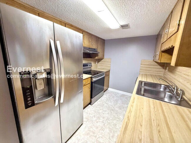 Building Photo - 3 Bed, 1.5 Bath Townhome with Fenced Yard / Available Now!