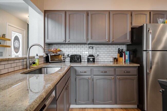Building Photo - 2 bedroom plus den!  In town! Great natura...