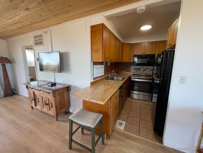 Building Photo - Royal Kahana Top Floor 2 bed/2bath