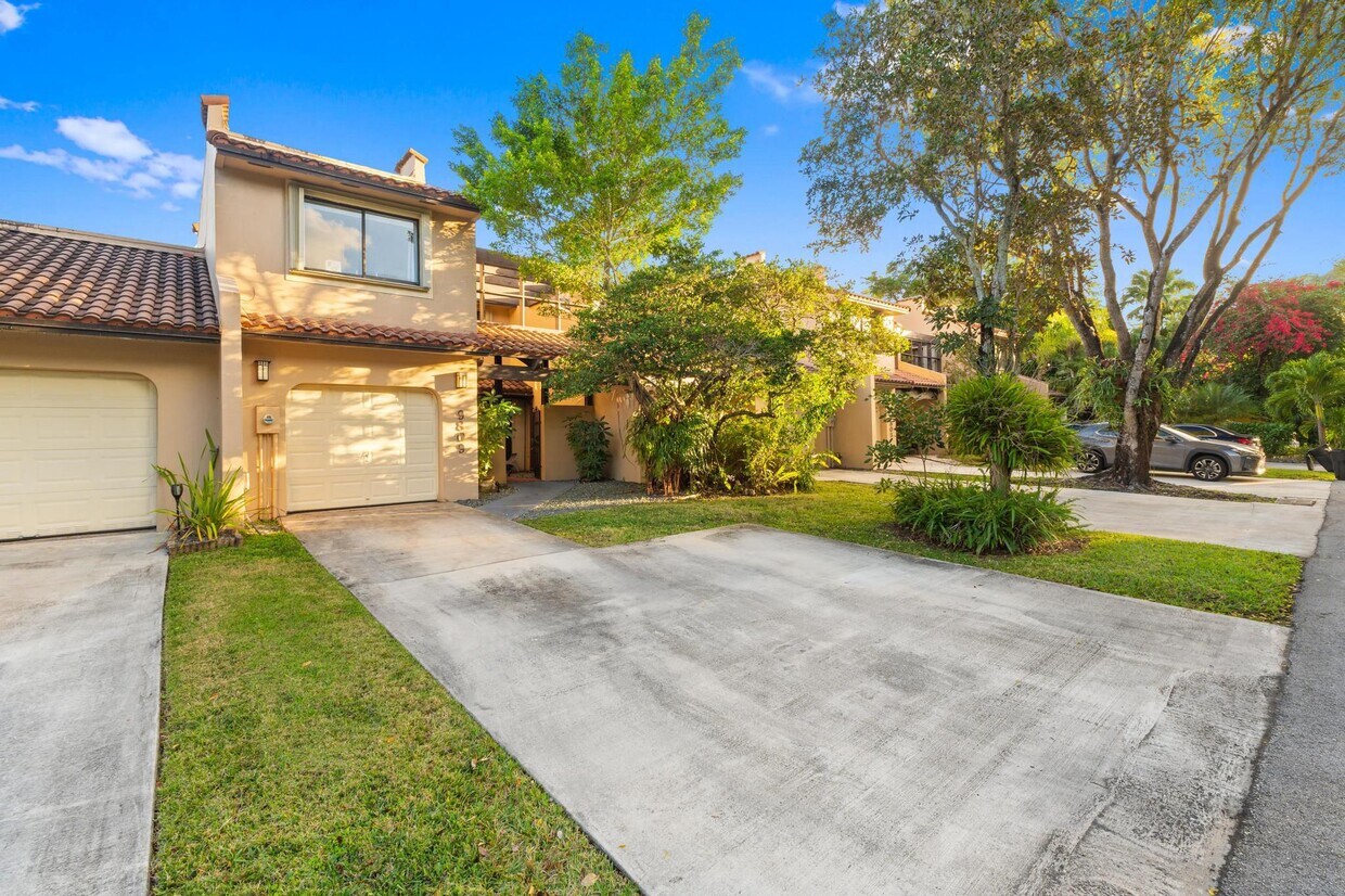 Primary Photo - 9809 Costa del Sol Blvd