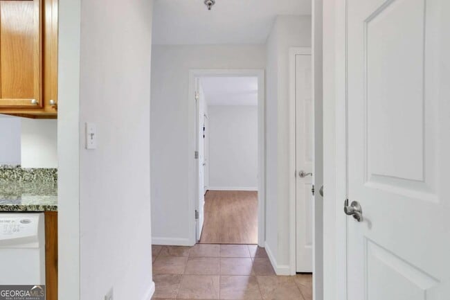 Building Photo - 300 Johnson Ferry Rd