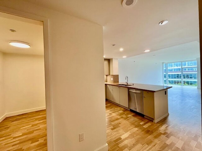 Building Photo - 1BR + Den/1BA W/ Deck +Parking & Storage @...