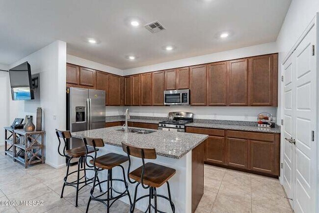 Building Photo - 7869 S Sugarbend Dr