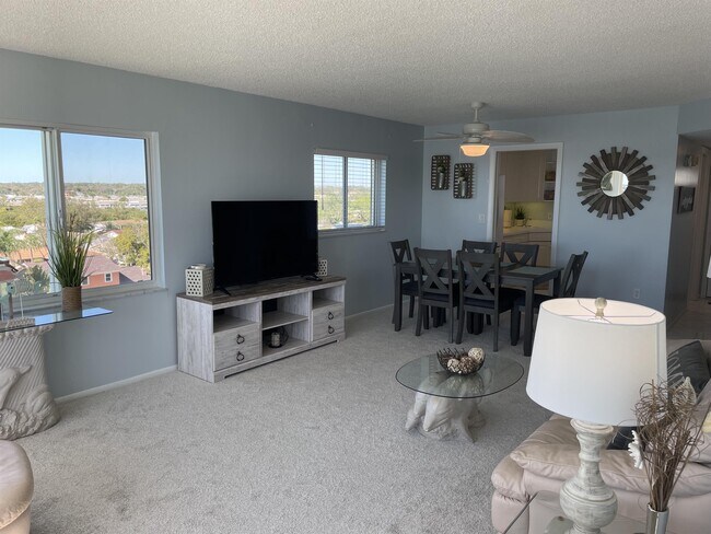 Building Photo - 4750 Cove Cir