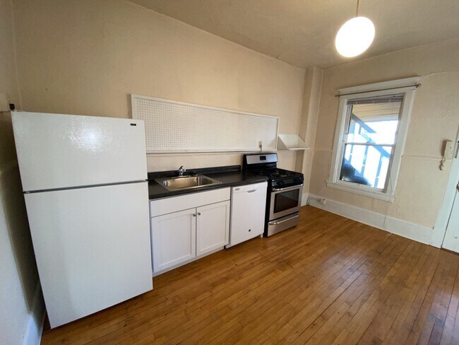 Foto del edificio - Upper level Corner Unit 1 Bed 1 Bath near Lake of the Isles and Walker Art Center! Description