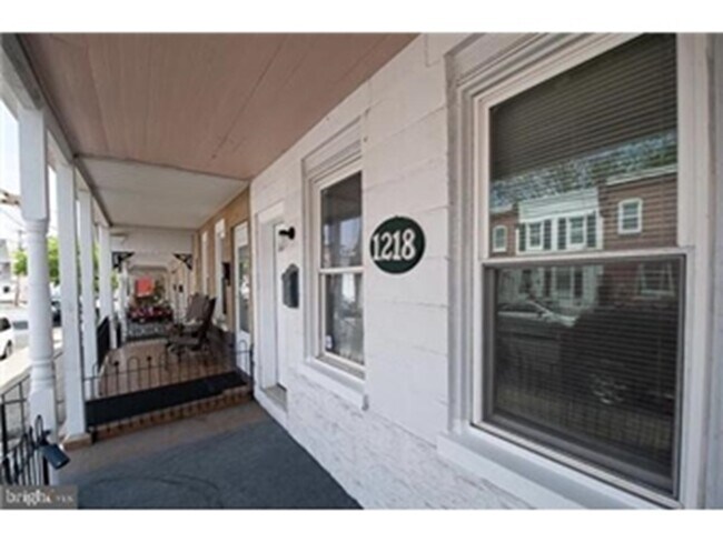 Building Photo - 1218 Elm St