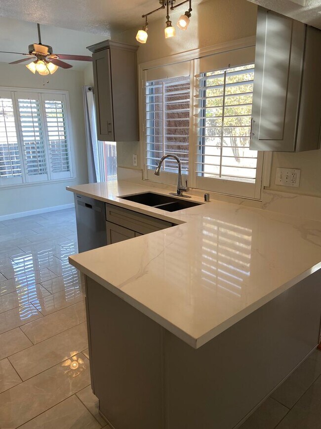 Foto del edificio - Folsom 3 Bdrm, 2 bath