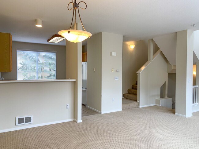Building Photo - Lovely Bright and Spacious Two Bedroom Tri-Level Condo