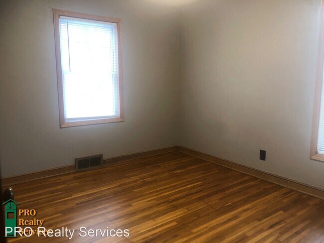 Building Photo - 3 br, 1 bath House - 62 West Road