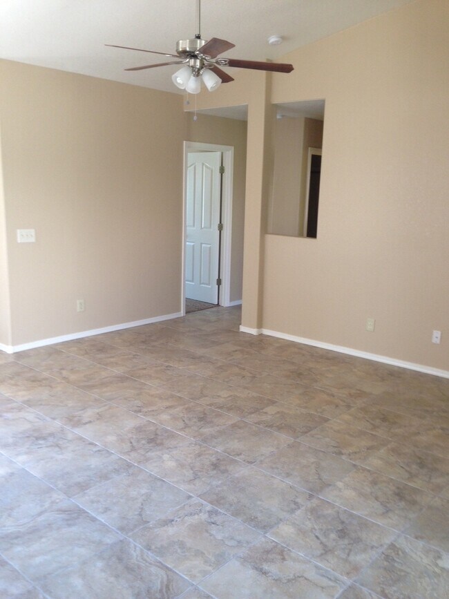 Foto del edificio - 2316 E. Stottler