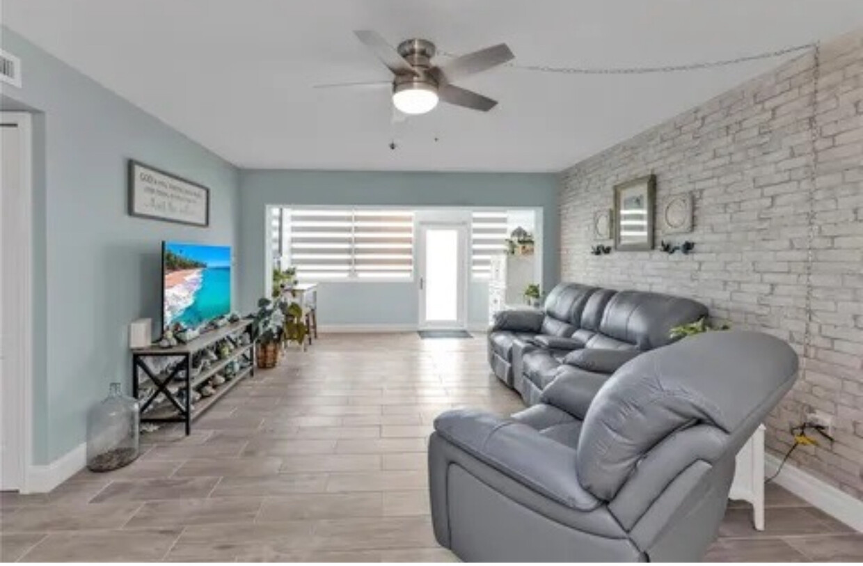 Living Room - 21287 Gertrude Ave