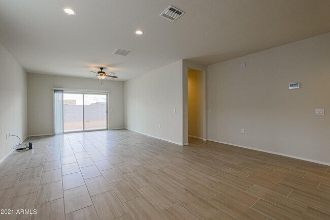 Foto del edificio - 30861 W Columbus Ave