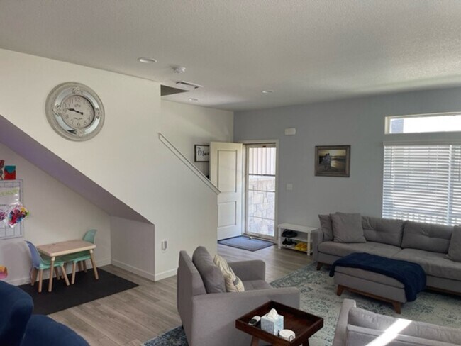 Foto del edificio - Newer townhome in beautiful Banning Lewis Ranch neighborhood