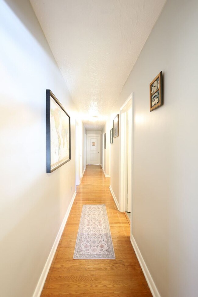 Foto del edificio - Beautifully Updated 4 bed house w/ fully fenced in yard **