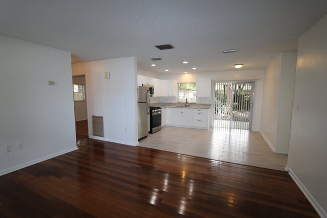 Building Photo - Nice 3 bedroom 2 bath in Tampa near USF an...