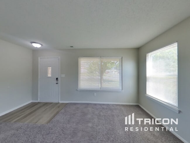 Building Photo - 1401 Thomas Dr