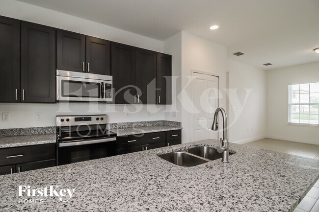 Foto del edificio - 653 Parakeet Ct