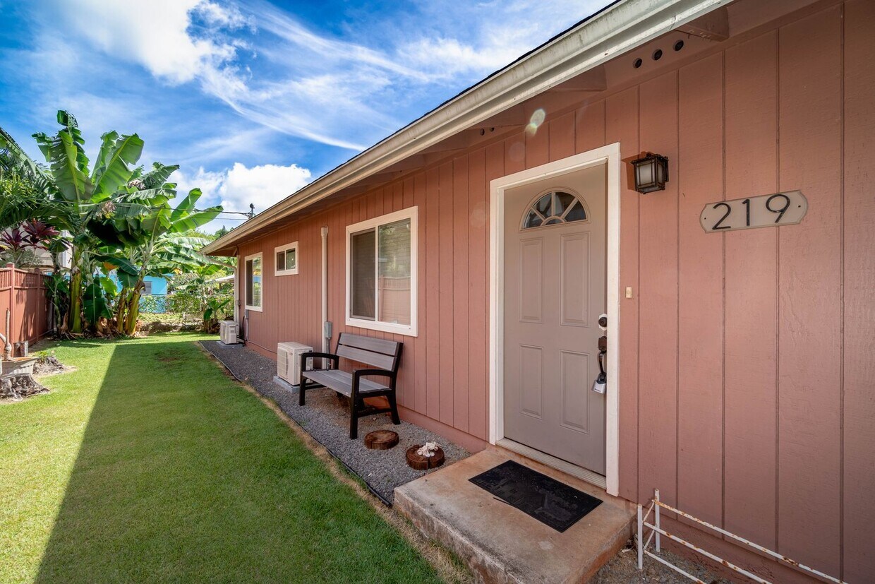 Foto principal - WAHIAWA TOWN: 4-BED, 2-BATH AVAILABLE EARLY NOV!