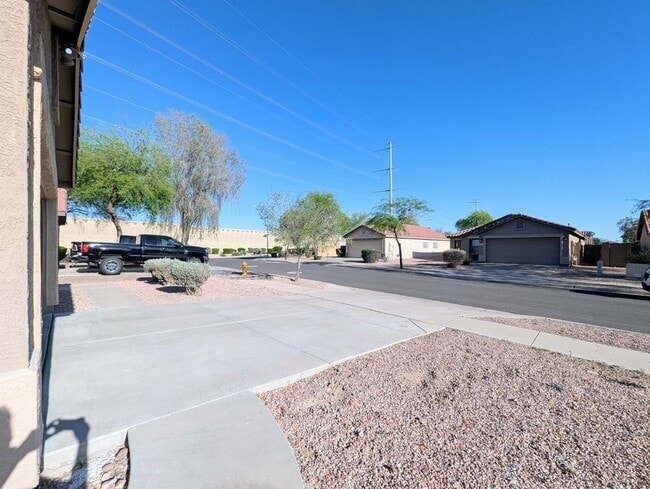 Building Photo - 3008 W Running Deer Trl