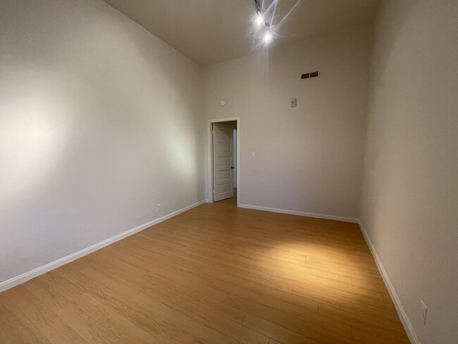 Building Photo - Large Two Bedroom in North Beach!!