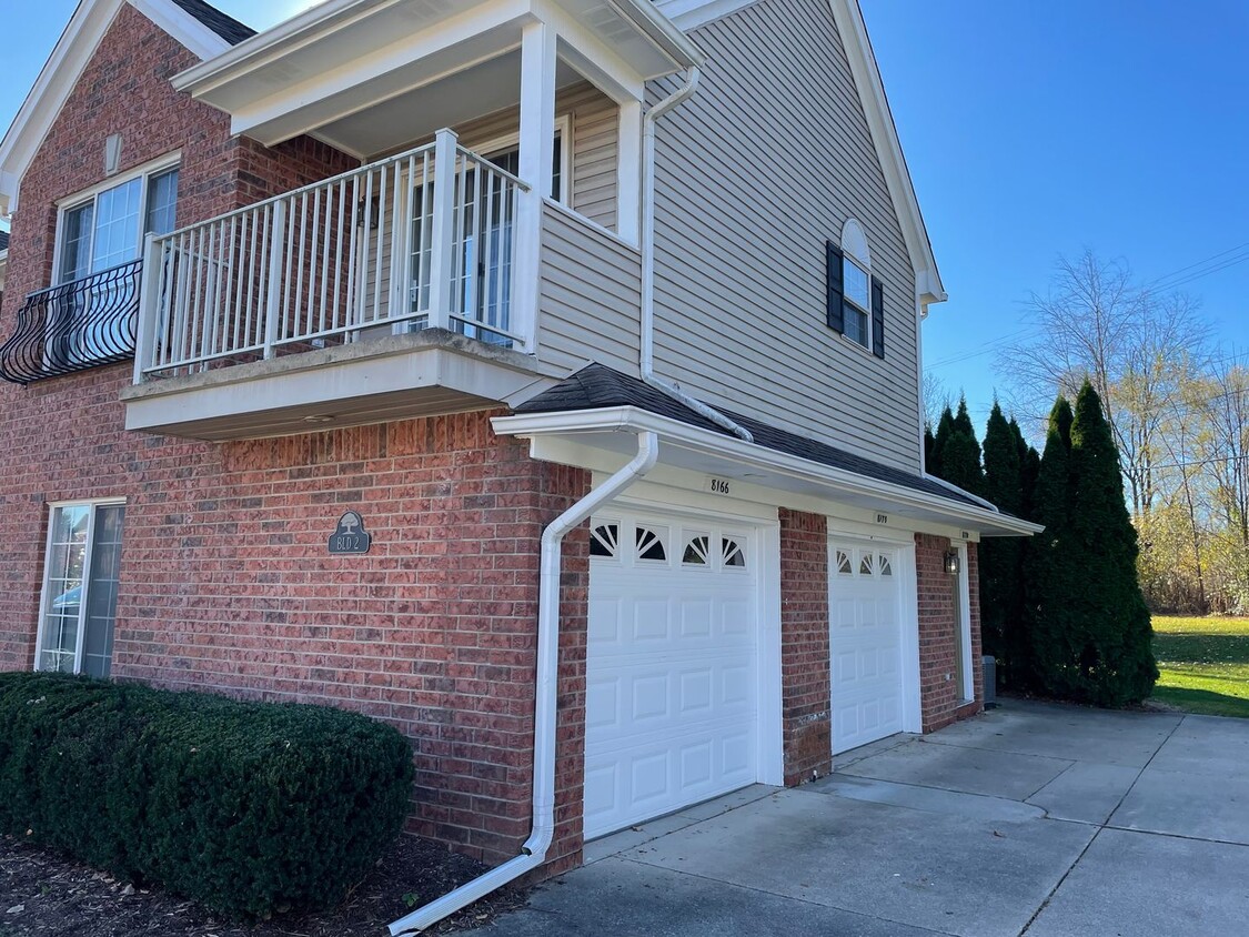 Foto principal - Shelby Twp 2-bedroom, 2-bath condo-style w...