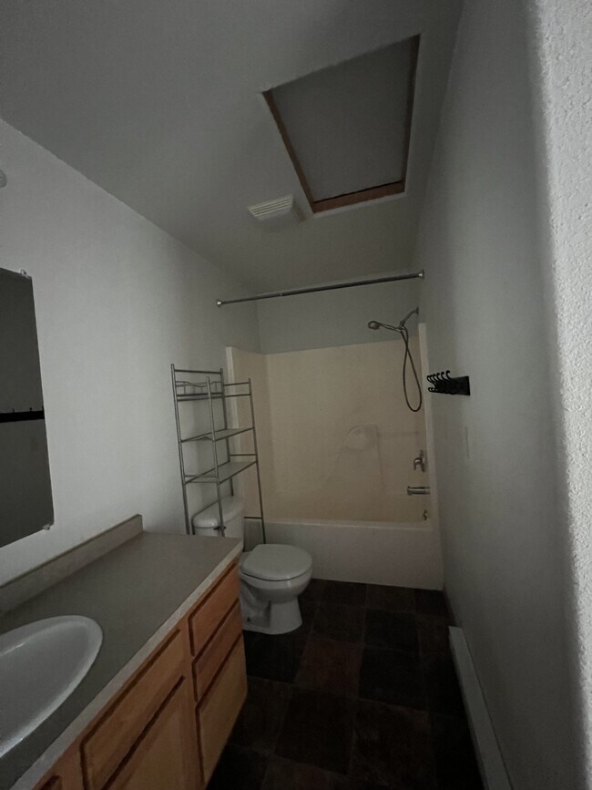 Foto del edificio - 906 E Main St