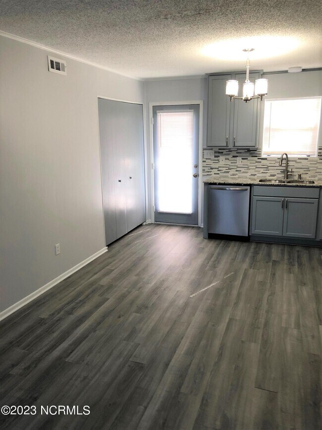 Building Photo - 100 Ravenwood Dr