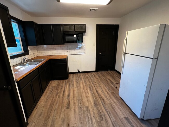 Foto del edificio - 2 Bedroom 1 Bath Remodeled Farmhouse for Rent