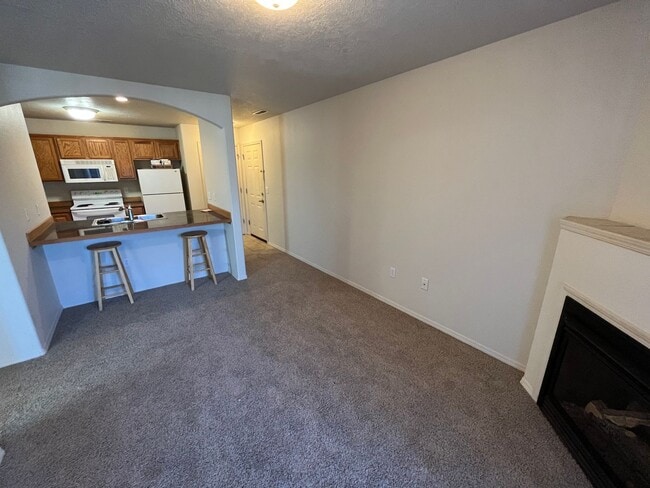 Building Photo - Upstairs 1-bedroom, 1-bath Apartment in an...