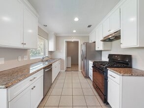 Building Photo - 1115 W 31st St