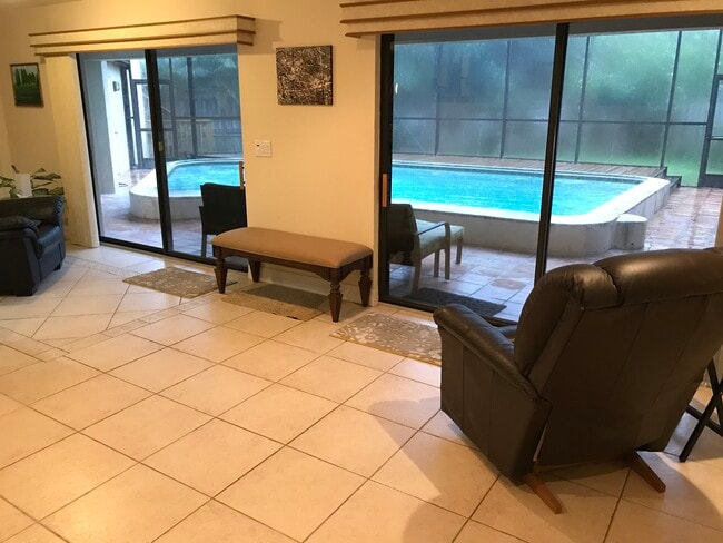 Foto del edificio - 4430 Riverwood Ave