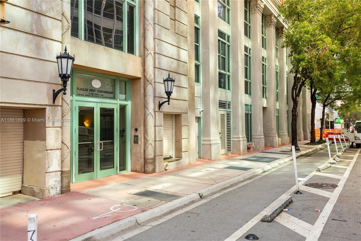 Foto principal - 111 E Flagler St