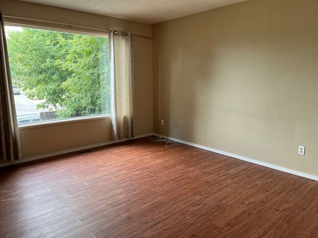 Building Photo - 3 Bed 2 Bath Unit in Red Deer, AB