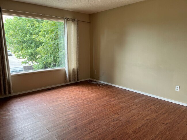 Photo du bâtiment - 3 Bed 2 Bath Unit in Red Deer, AB