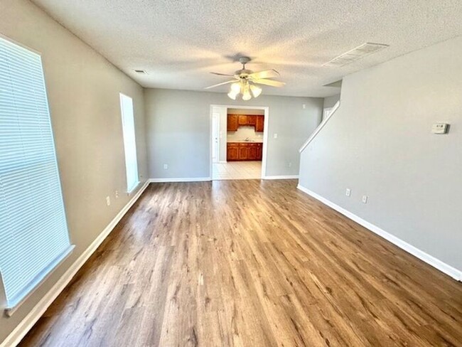 Building Photo - Now Leasing a 3-bedroom 2.5 bath with Larg...