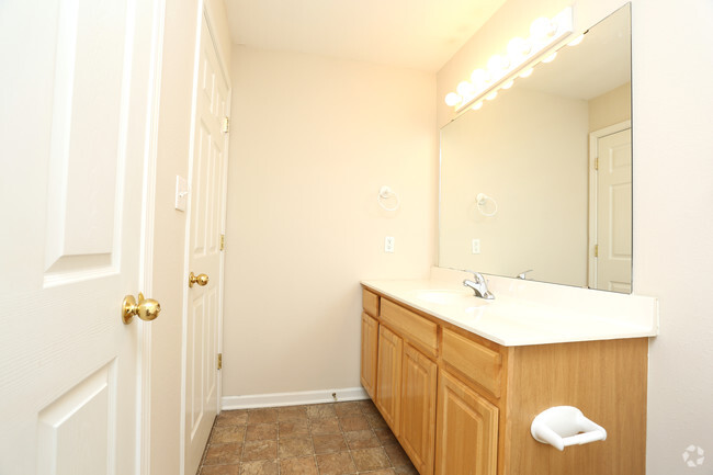 1BR, 1BA - 750 SF - Bathroom - Jackson's Landing