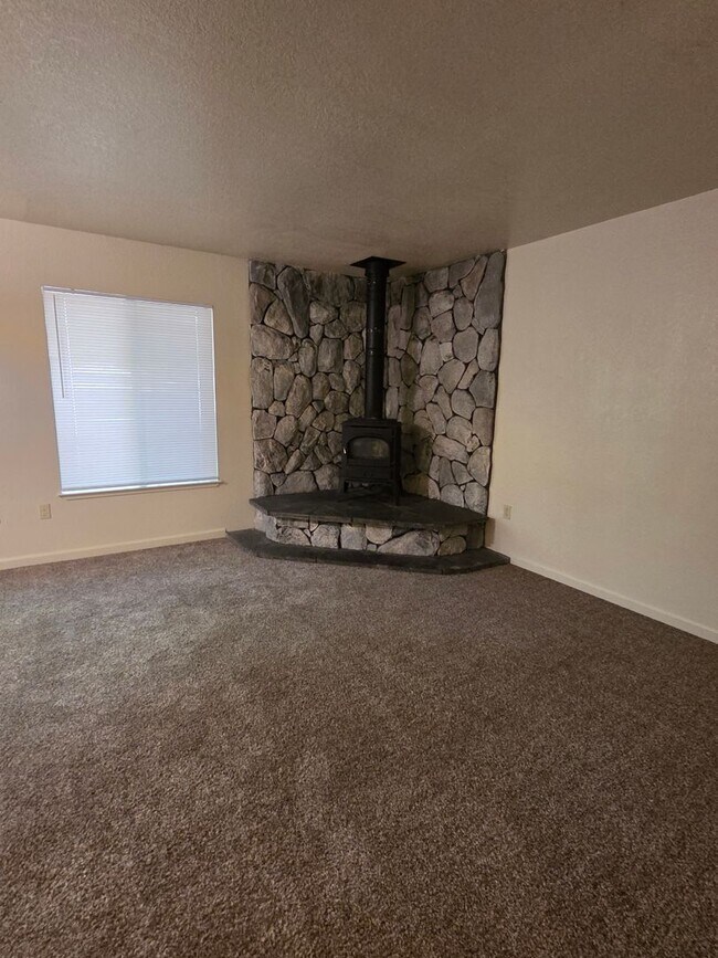 Foto del edificio - Spacious 3 Bedroom, 2.5 Bath Townhome in Wi Wuk, CA