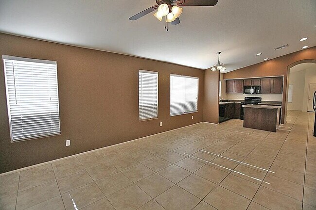 Foto del edificio - SPACIOUS 4-BEDROOM HOME IN PEORIA CUL-DE-SAC