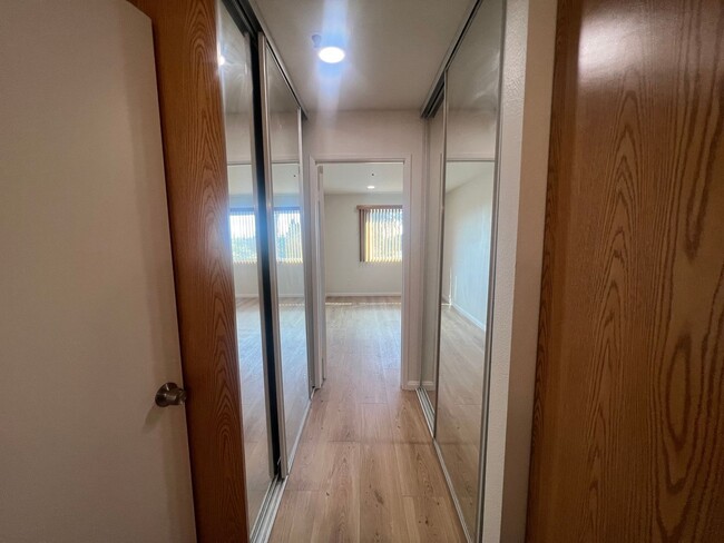 Building Photo - Newly Renovated 2 Bed 2 Bath Unit in the H...