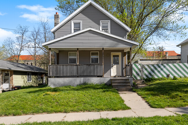 Building Photo - 102 W Walnut St