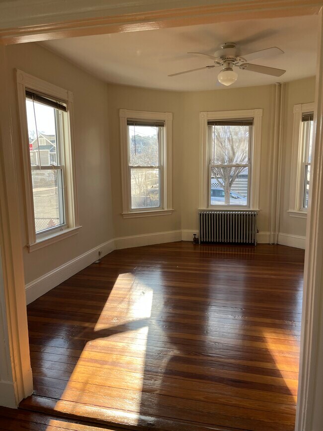 Sala de estar (sala principal) - 52 Rock Valley Ave