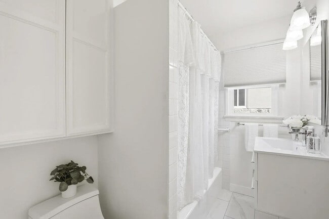 Building Photo - Charming 3BR Home with Bonus Room, Fireplace & Large Yard