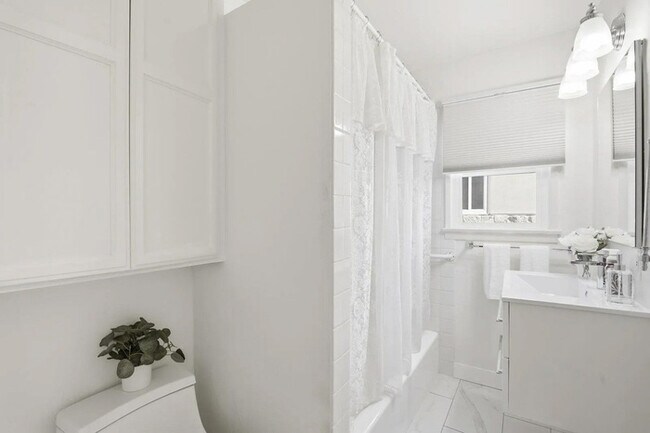 Foto del edificio - Charming 3BR Home with Bonus Room, Fireplace & Large Yard