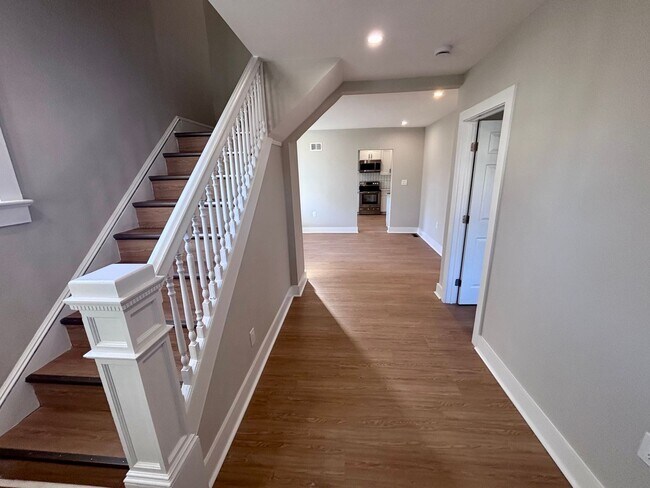 Foto del edificio - Freshly Renovated 8-Bedroom Home with Large Driveway – Ewing, NJ