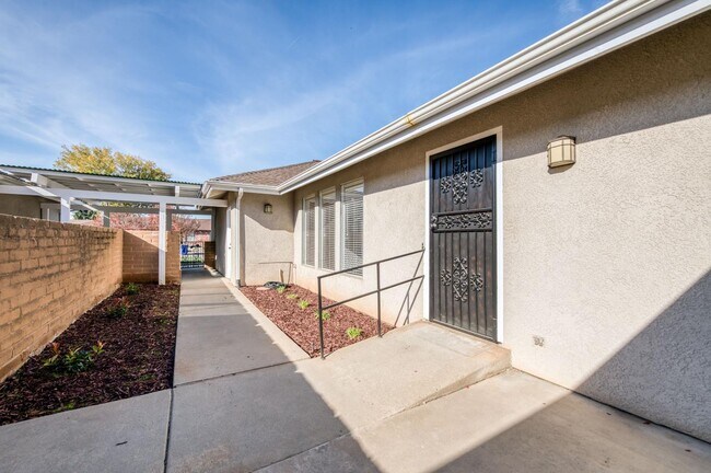Building Photo - 6462 N Remington Ave