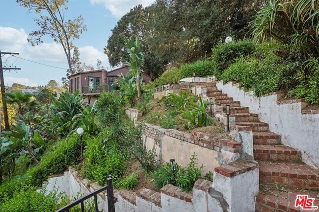 Building Photo - 8718 Crescent Dr